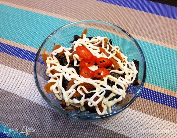 Разложим по порционным салатникам сначала мясо, потом соломку из чернослива и кураги. Заправим салат майонезом ТМ «Слобода» Легкий. Сверху — хорошую щепотку нарезанного перца чили. 
