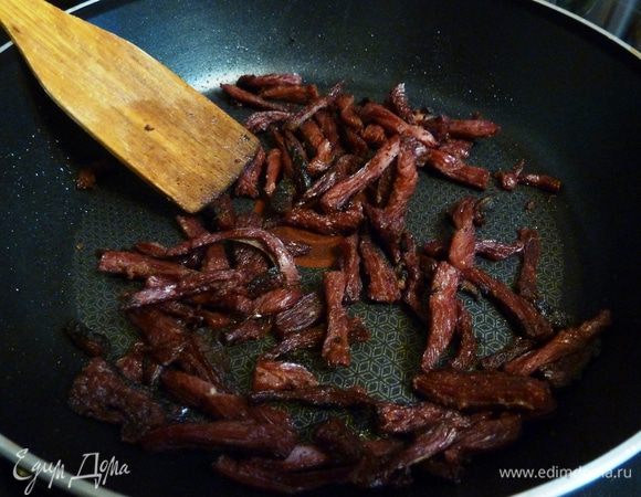 Мясо нарезать соломкой и пожарить до готовности, поперчить и посолить.