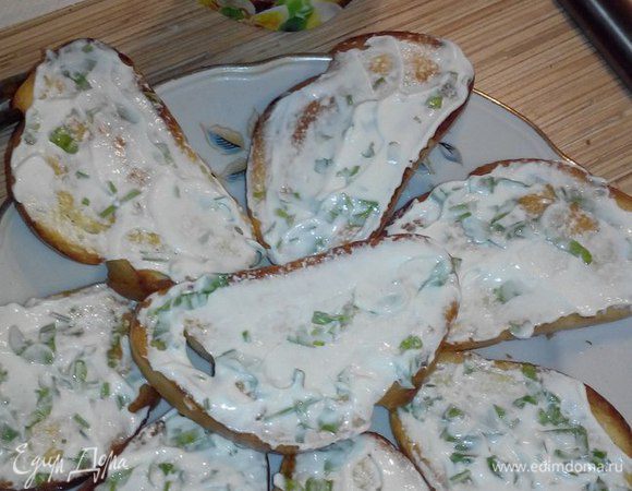 Покрываем смесью наши бутерброды.