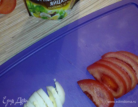 Яйцо и помидор нарезаем на дольки.