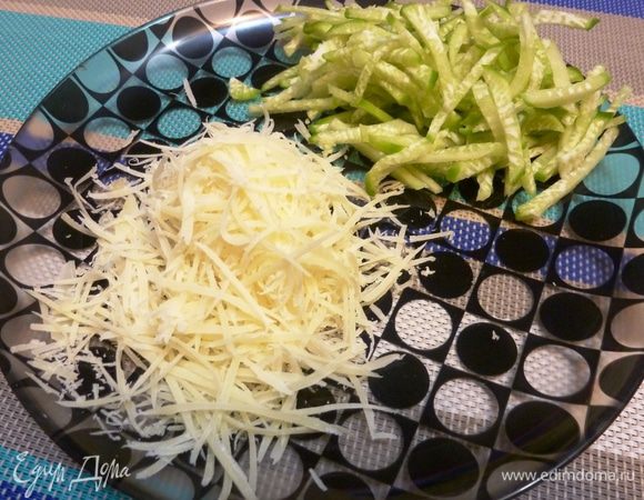 Редьку нарежем соломкой. Сыр натрем на терке.