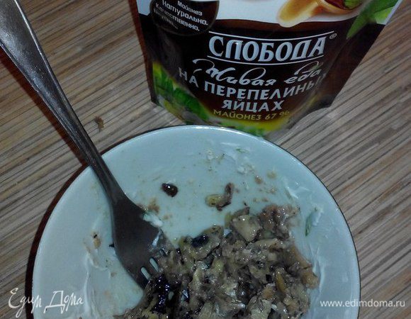 Оставшиеся шпроты (порой в банке встречается некондиция) разминаю вилкой.