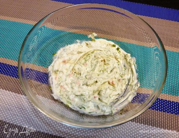 Приготовим соус-заправку для салата на основе майонеза ТМ «Слобода» Оливковый. Натрем на мелкой терке небольшой маринованный огурец, укроп и кусочек чили мелко нарежем. Смешаем все с майонезом.