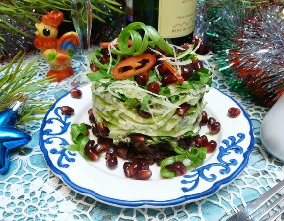 Через сервировочное кольцо выкладываем салат слоями. Сначала жаренное мясо, затем — редька и сыр. Каждый слой промазываем соусом, посыпаем зернами граната и нарезанной петрушкой. Украшаем салат гранатовыми зернами и завитками из зеленого лука. Для этого перо лука разрежем с одной стороны и нарежем наискосок. Опустим в ледяную воду на минуту.
Салат готов!  Приятного аппетита!