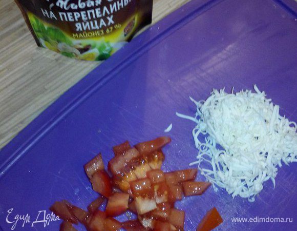 Помидор нарезать мелкими кубиками, а плавленный сыр натереть на мелкой терке.