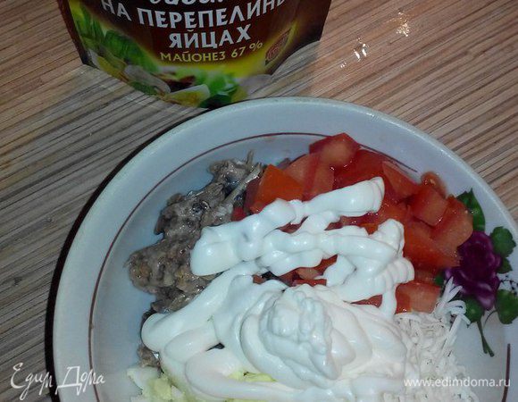 Соединить все компоненты (сыр плавленый, яйцо, помидор и шпроты) и заправить майонезом. Заполнить этим салатом тарталетки.