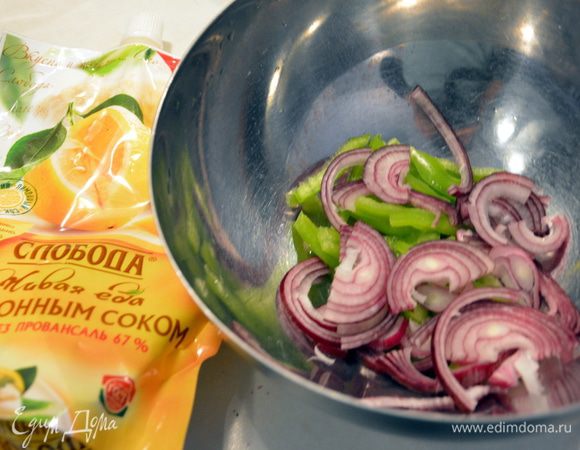 Нарезать красный лук, перец зеленый — соломкой. 