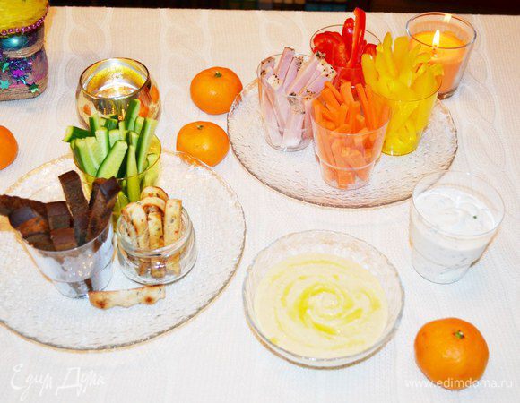 Овощи, мясо, сыр расставляем по стаканчикам, добавляем намазки и с хорошим настроением подаем гостям.