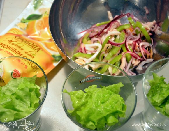 Добавить морепродукты, посолить, поперчить и выжать немного лимонного сока, перемешать. Листья салата разорвать руками и разложить по салатницам. Сверху выложить нарезанные овощи с морепродуктами.
