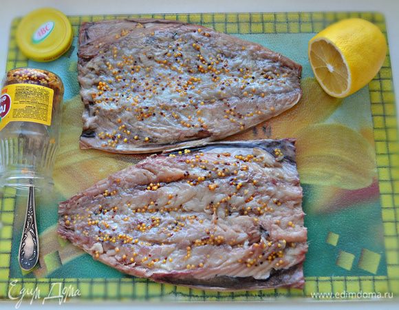 Филе рыб слегка посолите, сбрызните лимонным соком и смажьте горчицей.