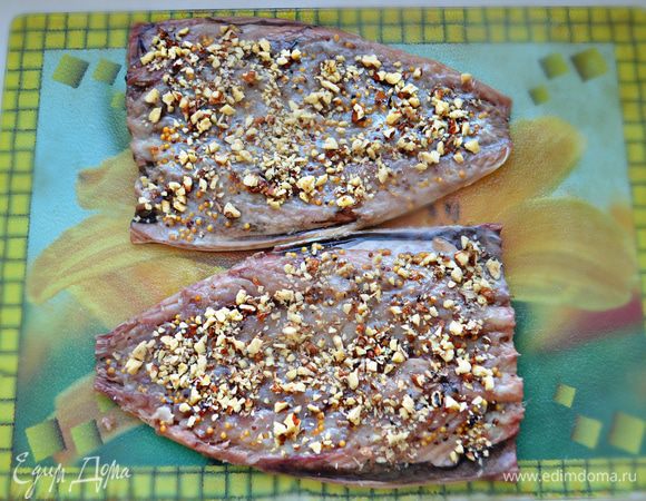 Грецкие орехи мелко порубите и выложите поверх горчицы.