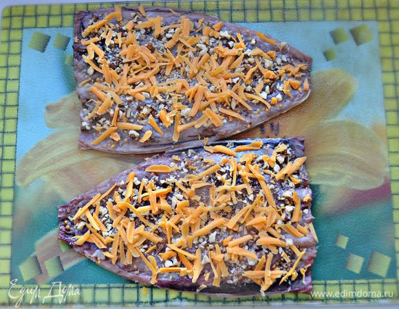 Затем натрите на крупной терке сыр и равномерно распределите сверху.