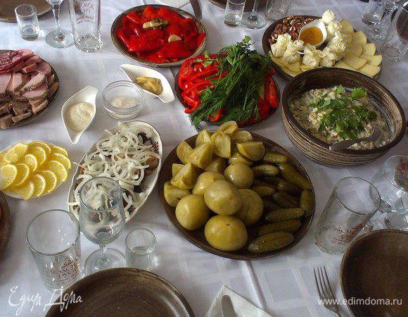 Есть два варианта подачи на стол. Салат перемешиваем с заправкой и подаем в общей салатнице. Или салат подаем порционно и поливаем соусом. Приятного аппетита!