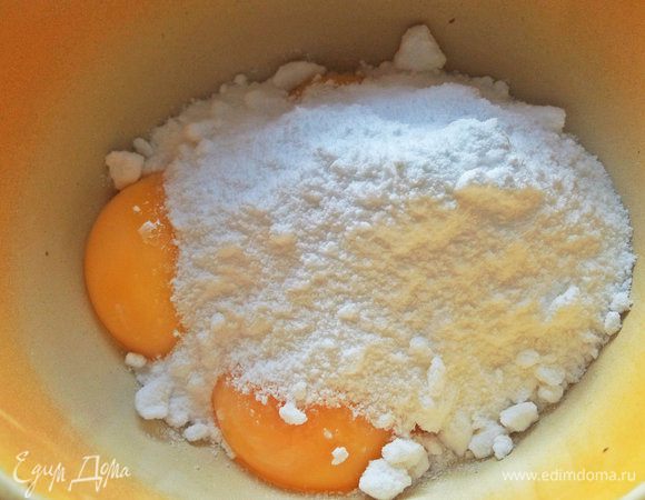 Всыпать сахарную пудру в желтки.