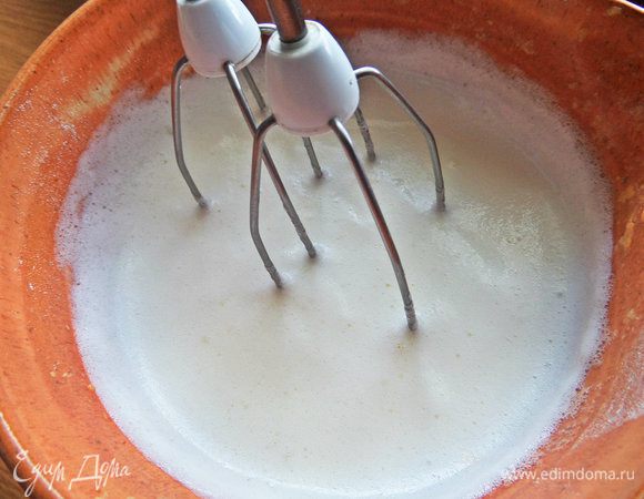 Отдельно взбить белки в пену.