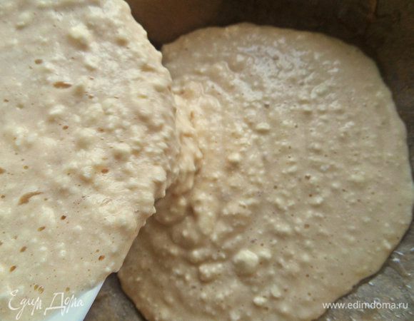 Осторожно перемешать лопаткой и вылить жидкое тесто в форму (22 см), застеленную пергаментом с бортиками.