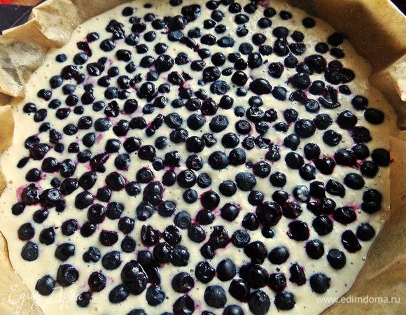 Высыпать сверху ягоды.