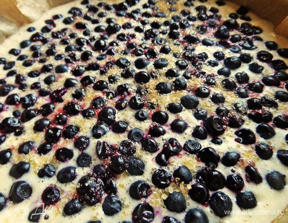 Посыпать сахаром. Выпекать минут 25 при 180°С.