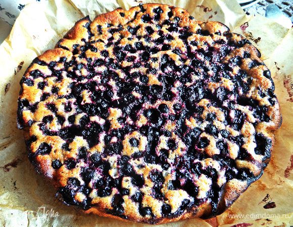 Переносим на стол, освобождаем от пергамента. Начинка при остывание застынет и станет плотнее.