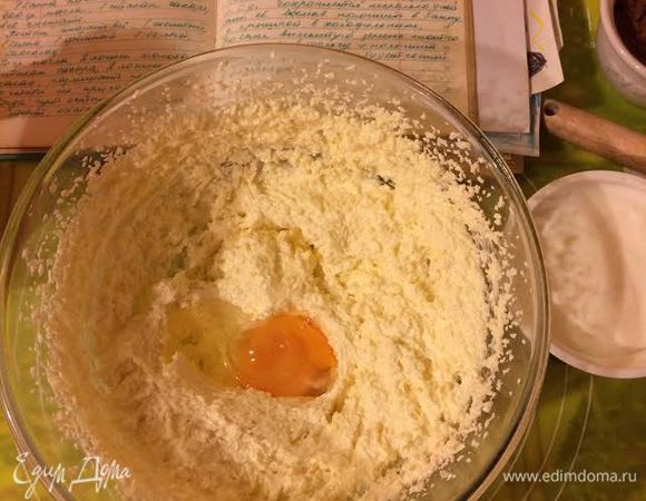 Духовку нагреть до 180°С. Масло взбить с сахаром. Добавить яйцо, ванильный сахар еще раз взбить.