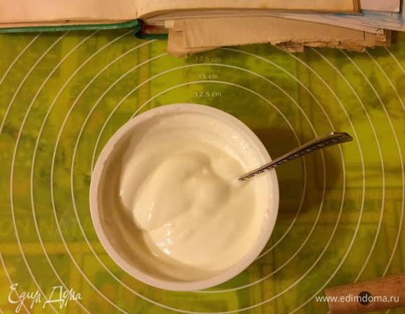 Сметану смешать с содой и дать постоять 1 — 2 минуты.