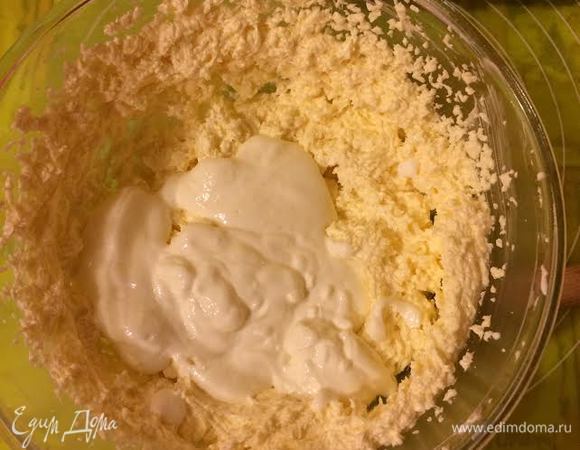 Добавить сметану к масляно-яичной массе и еще раз хорошо взбить.