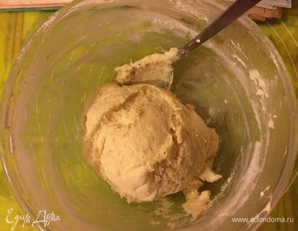 В одну часть начать постепенно добавлять муку.
