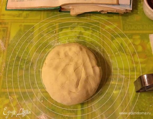 Замесить нежное тесто и разделить его на 2 части.