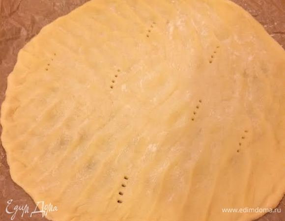 Распределить тесто по форме (Д 26). Я это делаю руками, так как тесто очень нежное, и раскатать его не получится. Наколоть вилкой.