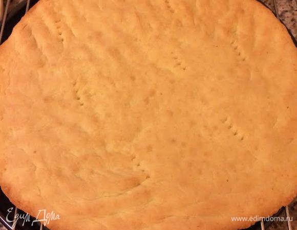 Готовый корж достать из духовки и вместе с бумагой для выпечки переложить на решетку, дать полежать 5 минут, затем бумагу аккуратно убрать, и дать коржу полностью остыть. Так испечь 2 белых коржа.