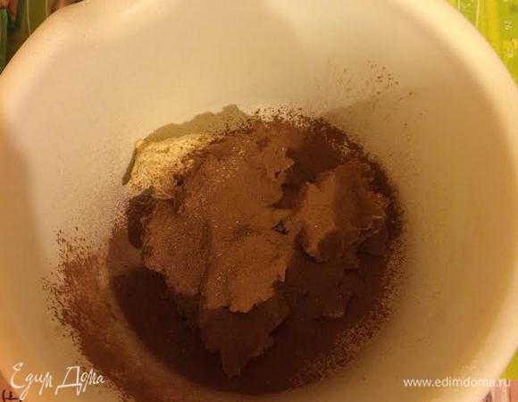 Темный корж: какао просеять, и хорошо перемешать тесто.