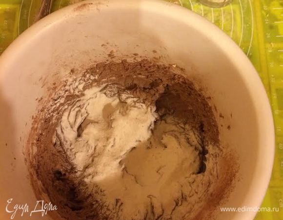 Начать постепенно добавлять муку.