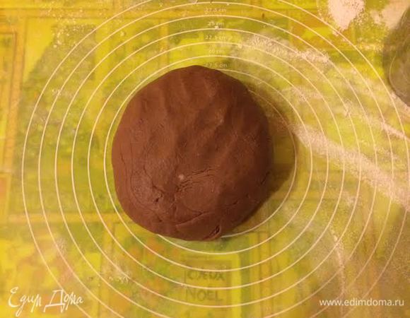 Замесить тесто и разделить его на 2 части.