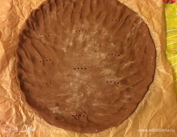 Испечь 2 темных коржа.