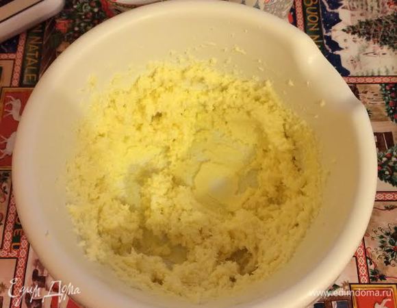 Сметана и масло должны быть одной температуры. Масло взбить с сахаром и ванильным сахаром.