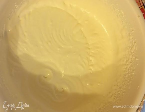 Начать постепенно добавлять сметану, взбивая хорошо после каждого раза.