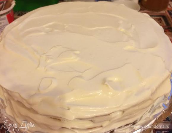 Коржи хорошо смазать кремом.