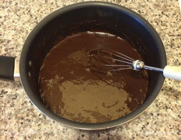 Глазурь: смешать какао с сахаром, добавить масло и молоко. Поставить на огонь и варить на медленном огне, постоянно помешивая, до готовности. Дать слегка остыть.
