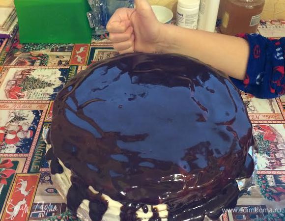 Полить торт глазурью (именинник помогает, пробует).