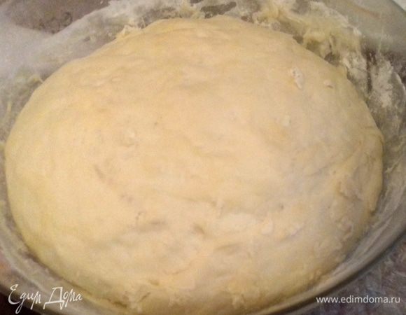 Приготовить дрожжевое тесто. Или дать хорошо подняться магазинному. 