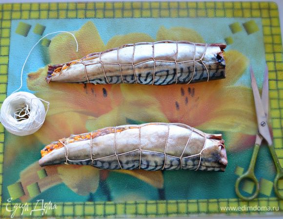 Аккуратно сверните филе рыб рулетом и перевяжите с помощью кулинарной нити. Выложите рыбные рулеты в смазанную растительным маслом форму. Прикройте фольгой и выпекайте при 200°С в течение 20 мин.