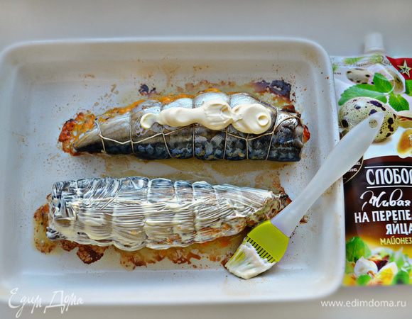 Затем снимите фольгу и, смазав каждый рулет майонезом, запекайте еще 7 мин до зарумянивания.