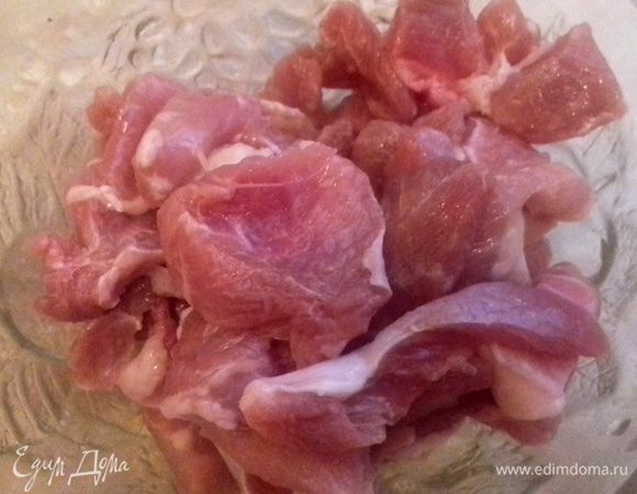 Филе индейки нарезать тонкими полосками. 