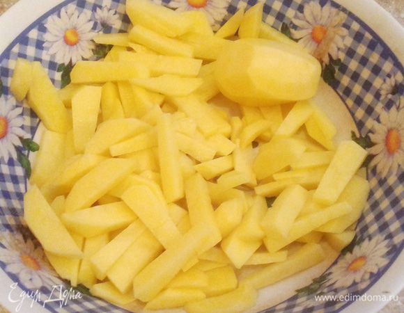 Картофель очистить и нарезать соломкой. 