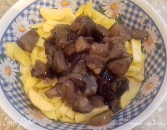 Лесные грибы добавить к картофелю. 