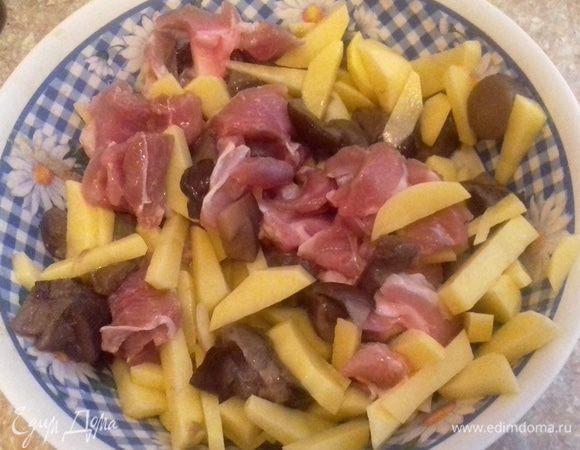 Соединить все компоненты начинки: картофель, грибы, индейку. Посолить, поперчить. 