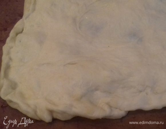 Вторую часть теста раскатать и накрыть ею начинку, плотно защипать края. 