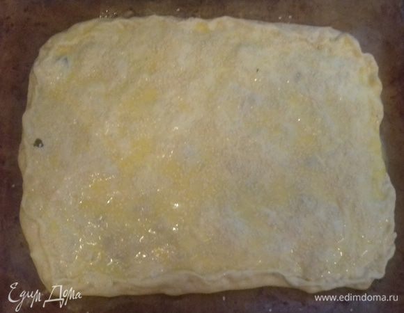 Поверхность пирога смазать взбитым яйцом и посыпать кунжутом. 