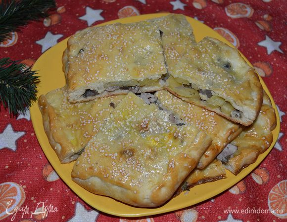 Выпекать пирог в духовке в течение 50 минут — 1 часа. Верхняя корочка за это время приобретет золотистый оттенок. 