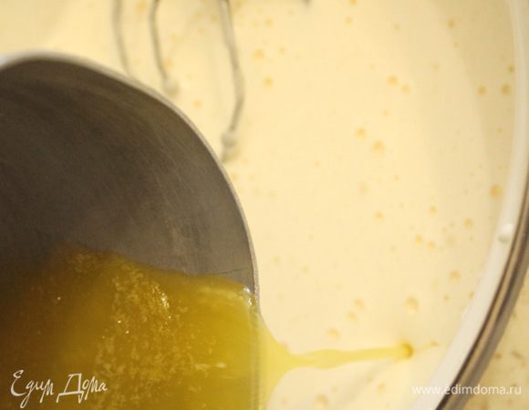 Для бисквита растопить масло и оставить остывать. Яйца взбить с сахарной пудрой до увеличения массы вдвое. Постепенно, не прекращая взбивать, добавить сливочное масло.